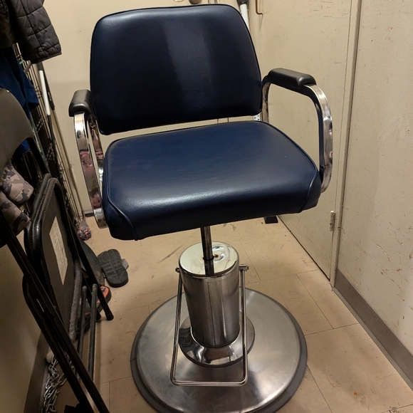 A navy blue salon chair with a hydronic pump - Picture 6 of 6
